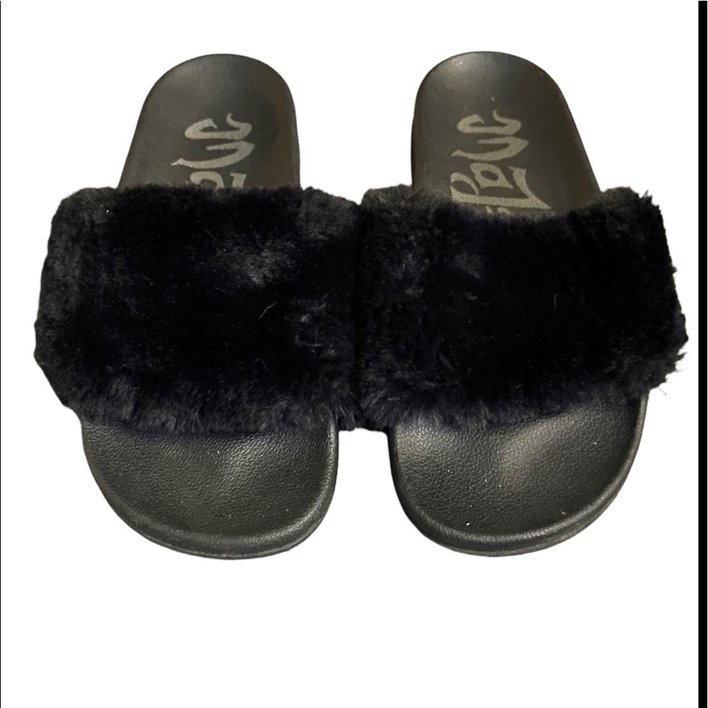 🖤🖤 Black fuzzy slides 🖤🖤